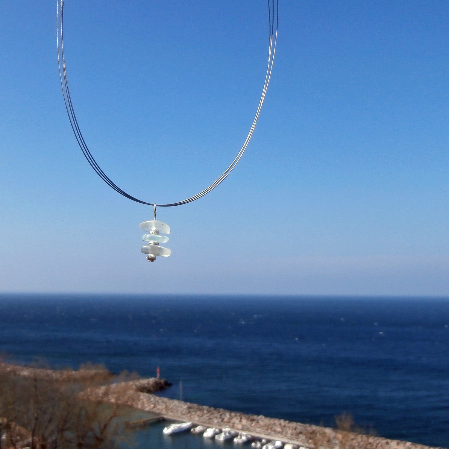 Einzelstück: Anhänger aus transparentem Seeglas mit Silber