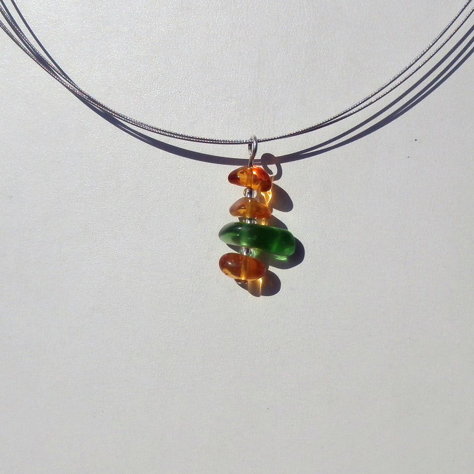 Eleganter Anhänger aus Bernstein und Seeglas, Unikat