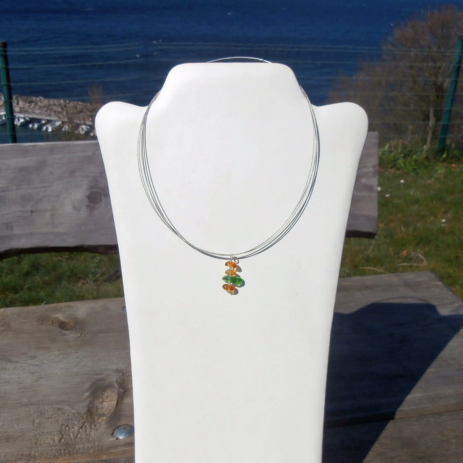 Eleganter Anhänger aus Bernstein und Seeglas, Unikat