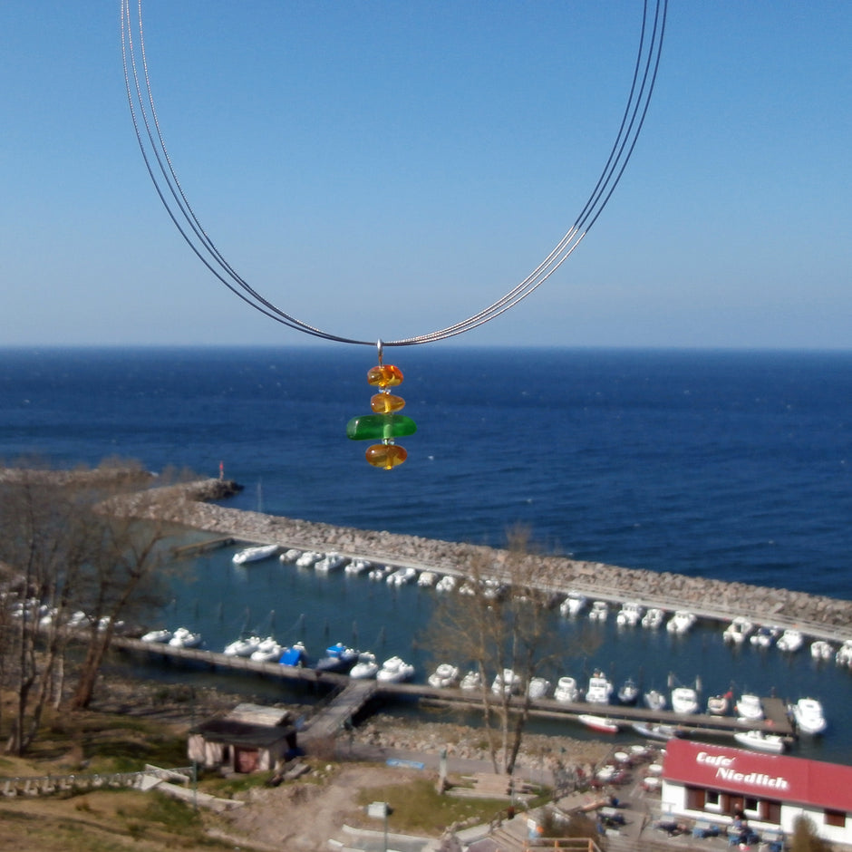 Eleganter Anhänger aus Bernstein und Seeglas, Unikat