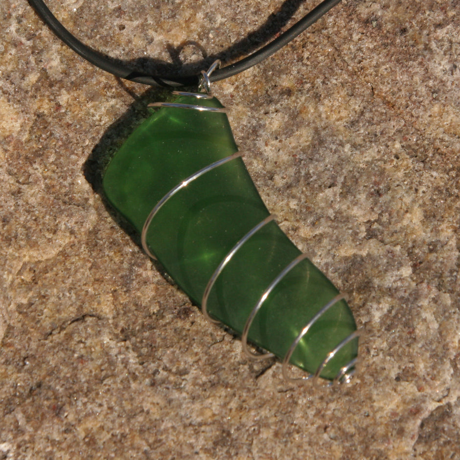 Anhänger mit grünem Seeglas in einer Spirale