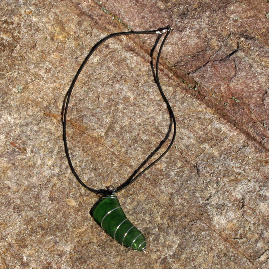 Anhänger mit grünem Seeglas in einer Spirale