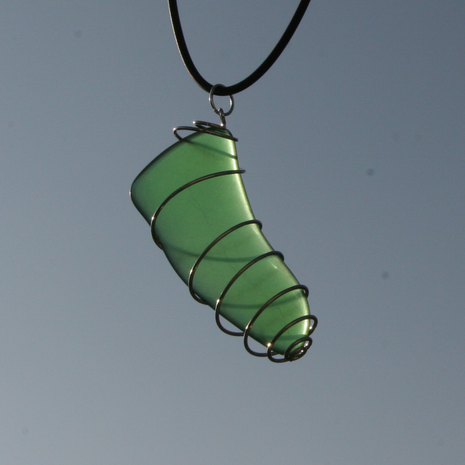 Anhänger mit grünem Seeglas in einer Spirale