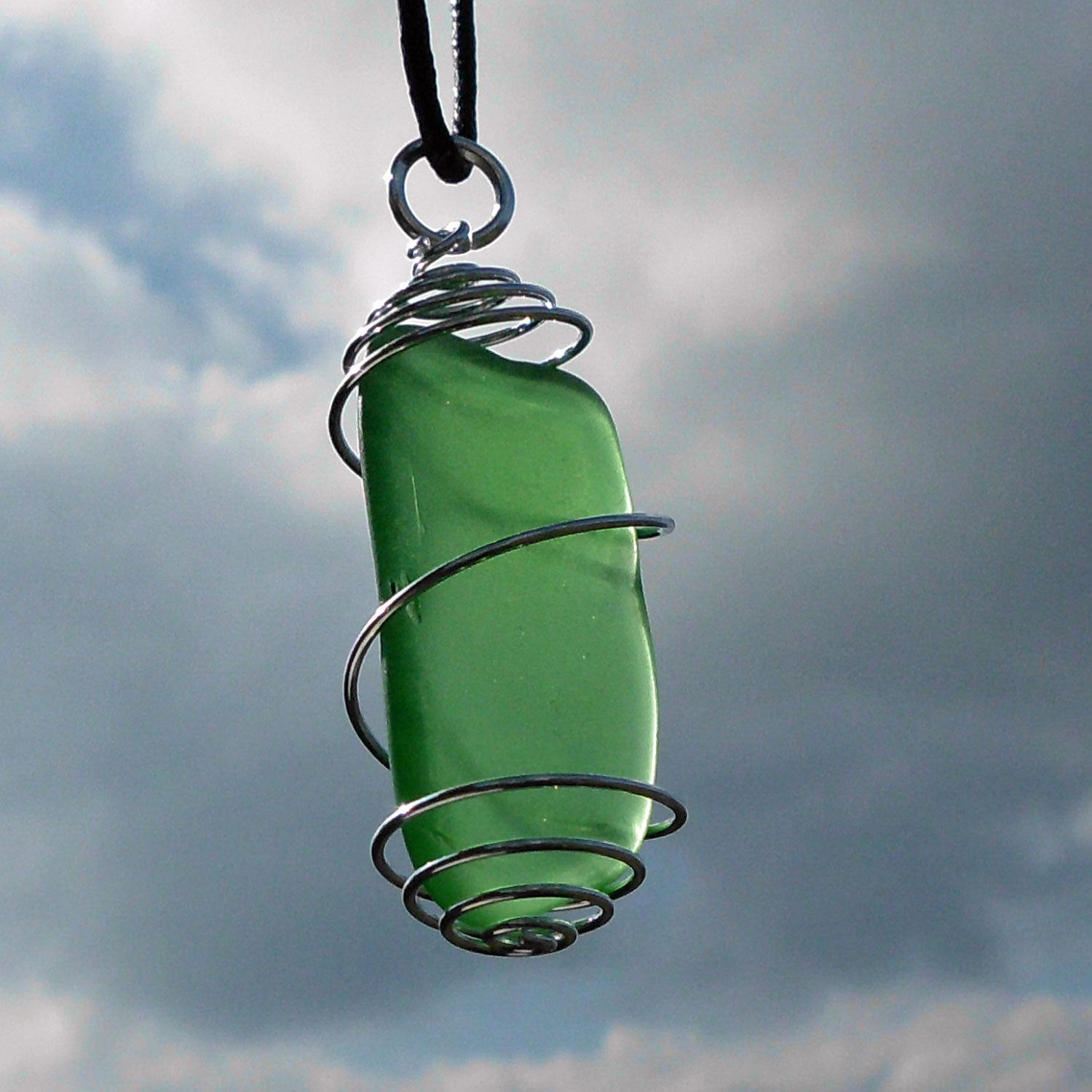 Anhänger aus grünem Seeglas in einer Spirale