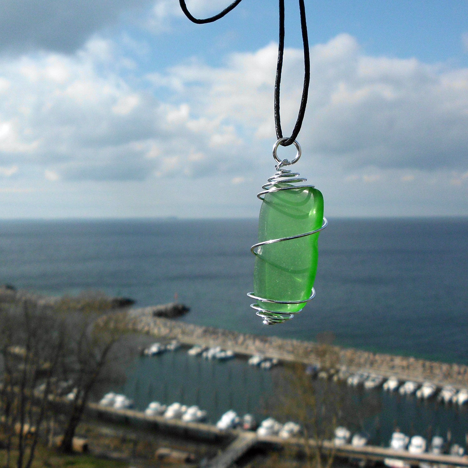 Anhänger aus grünem Seeglas in einer Spirale