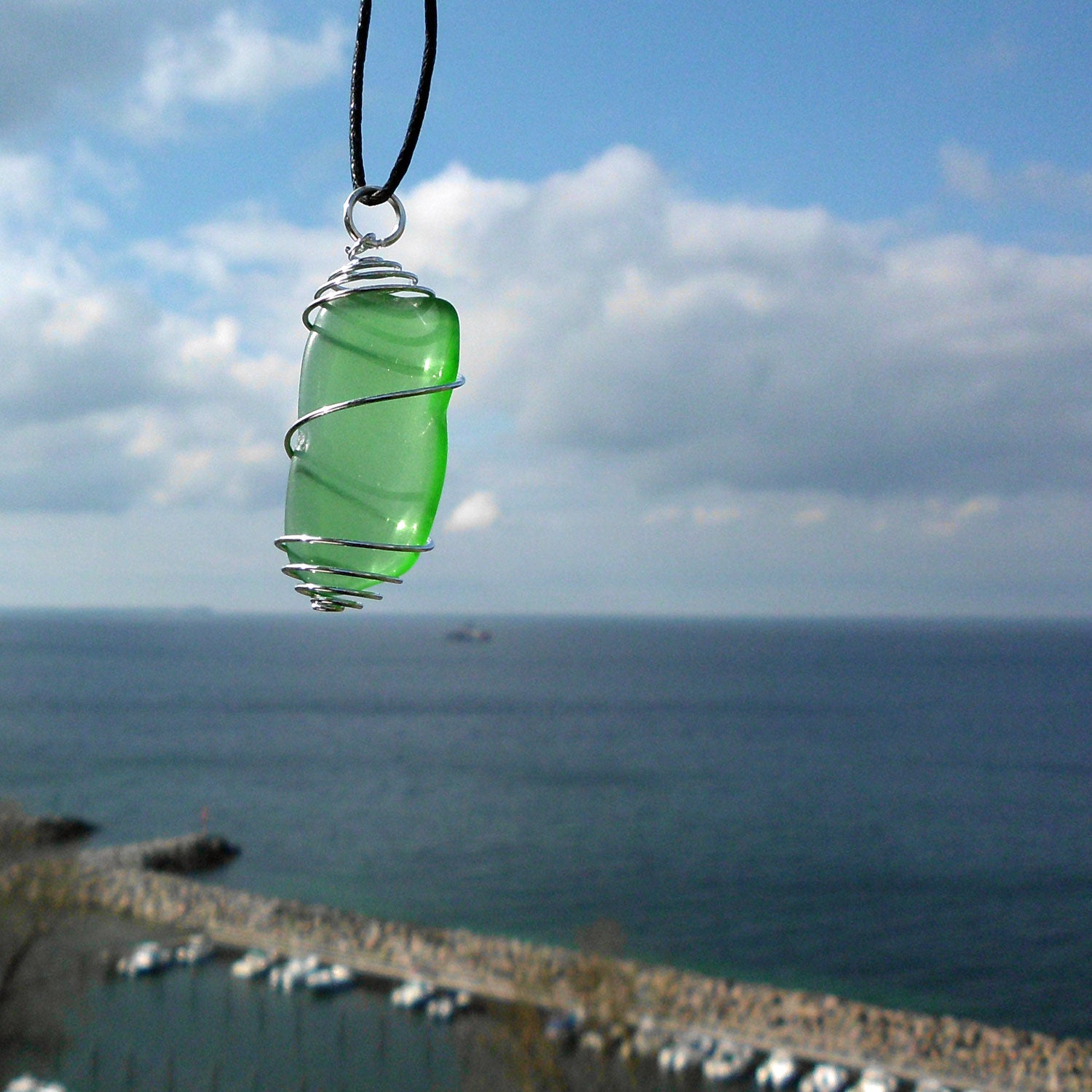 Anhänger aus grünem Seeglas in einer Spirale