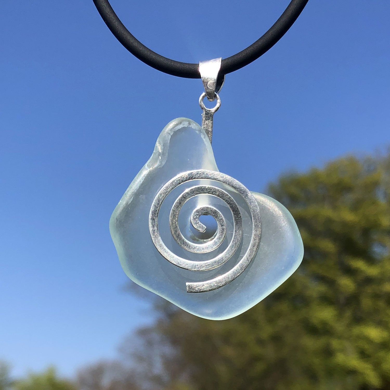 Einzelstück: Anhänger mit weißem Seeglas auf Silberspirale