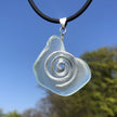 Einzelstück: Anhänger mit weißem Seeglas auf Silberspirale