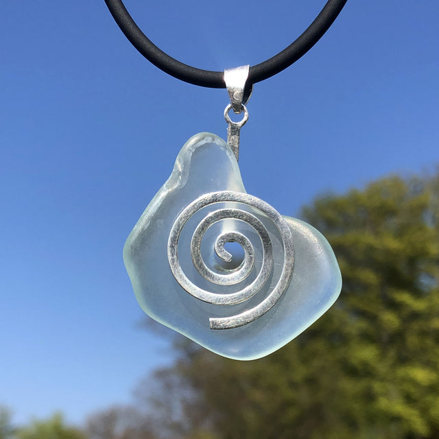 Einzelstück: Anhänger mit weißem Seeglas auf Silberspirale