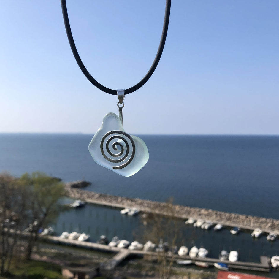 Einzelstück: Anhänger mit weißem Seeglas auf Silberspirale