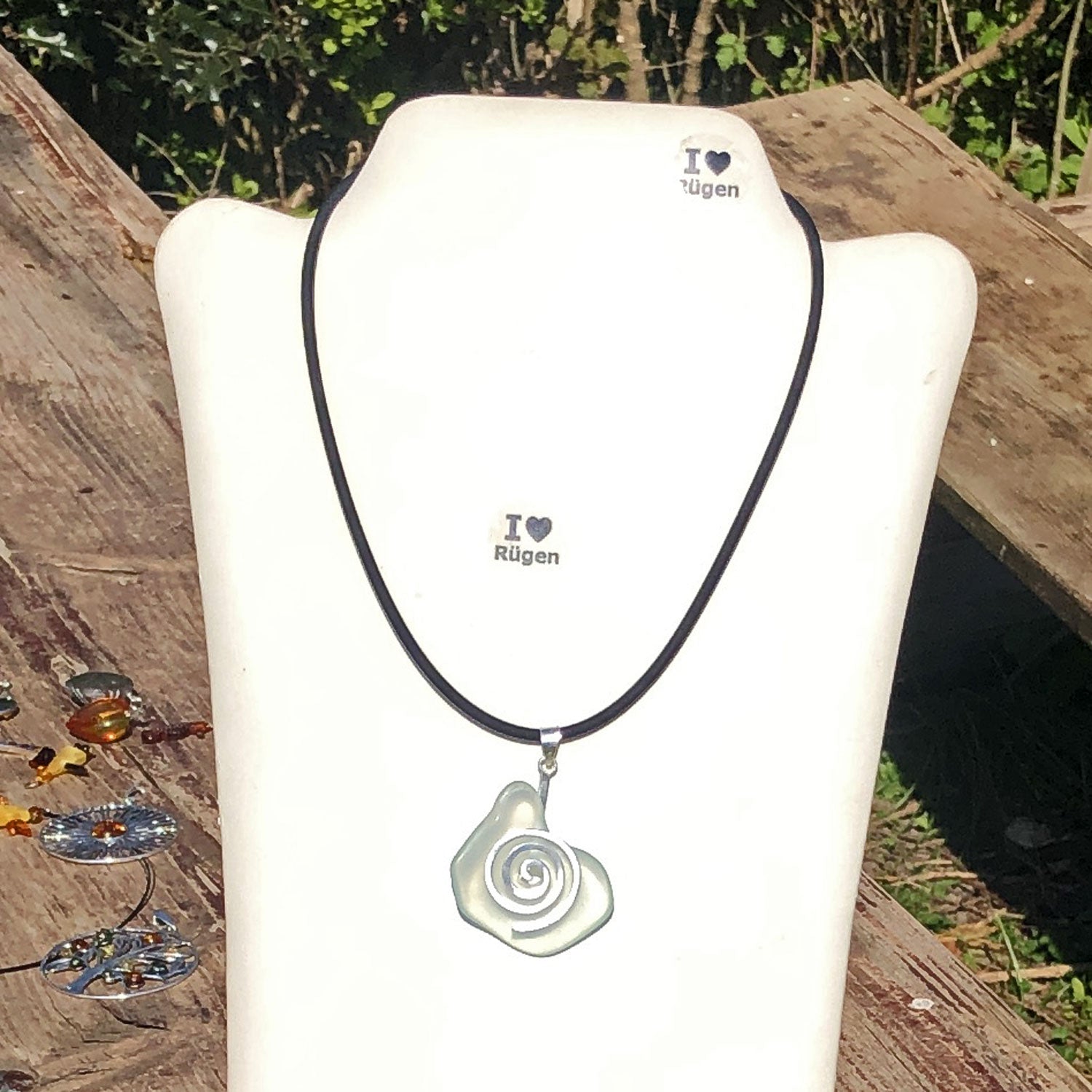 Einzelstück: Anhänger mit weißem Seeglas auf Silberspirale