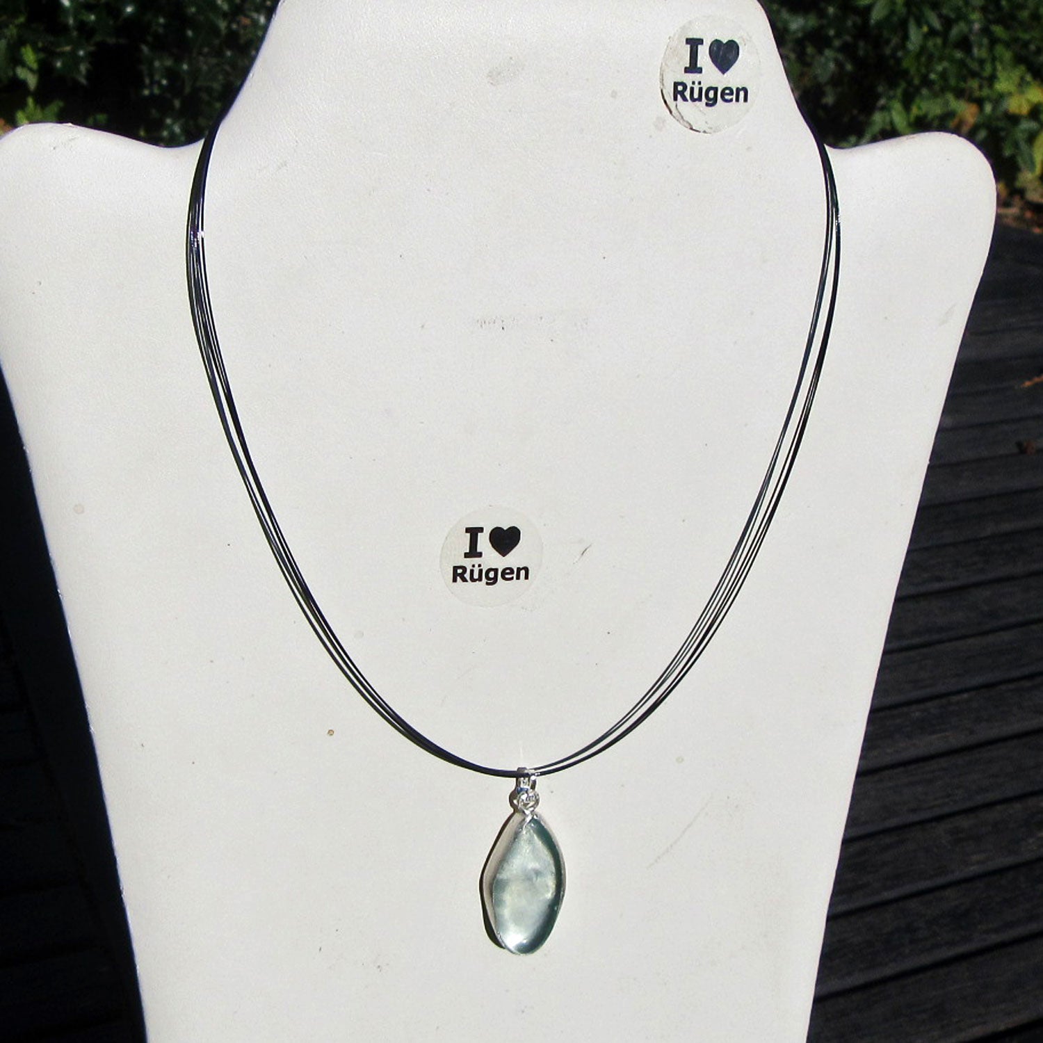 Eleganter Anhänger aus weißem Seeglas in Silberfassung