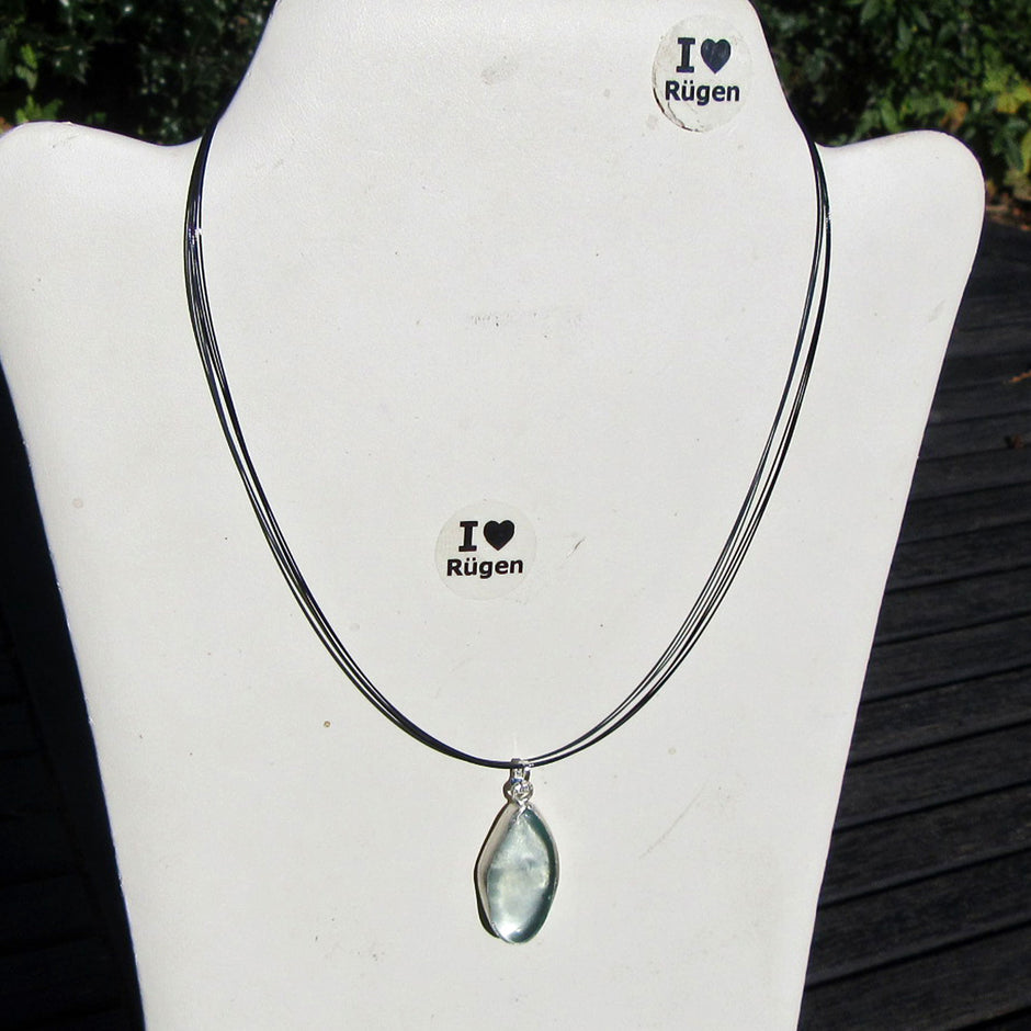 Eleganter Anhänger aus weißem Seeglas in Silberfassung