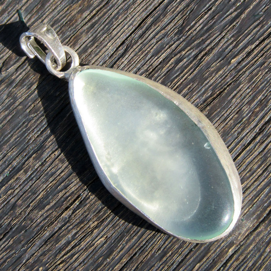 Eleganter Anhänger aus weißem Seeglas in Silberfassung