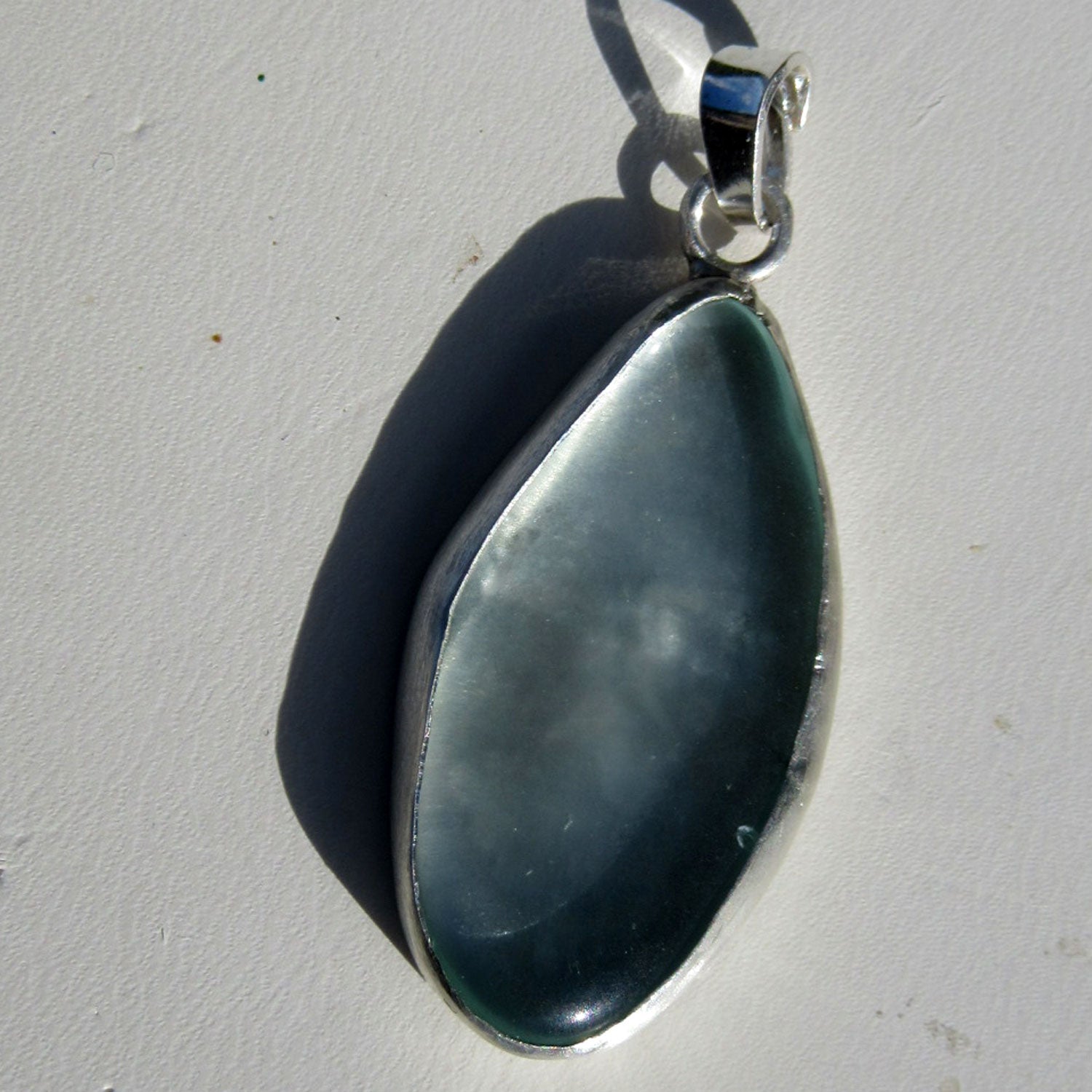 Eleganter Anhänger aus weißem Seeglas in Silberfassung