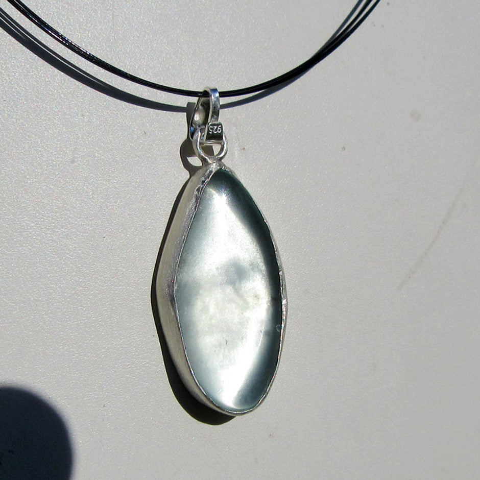 Eleganter Anhänger aus weißem Seeglas in Silberfassung