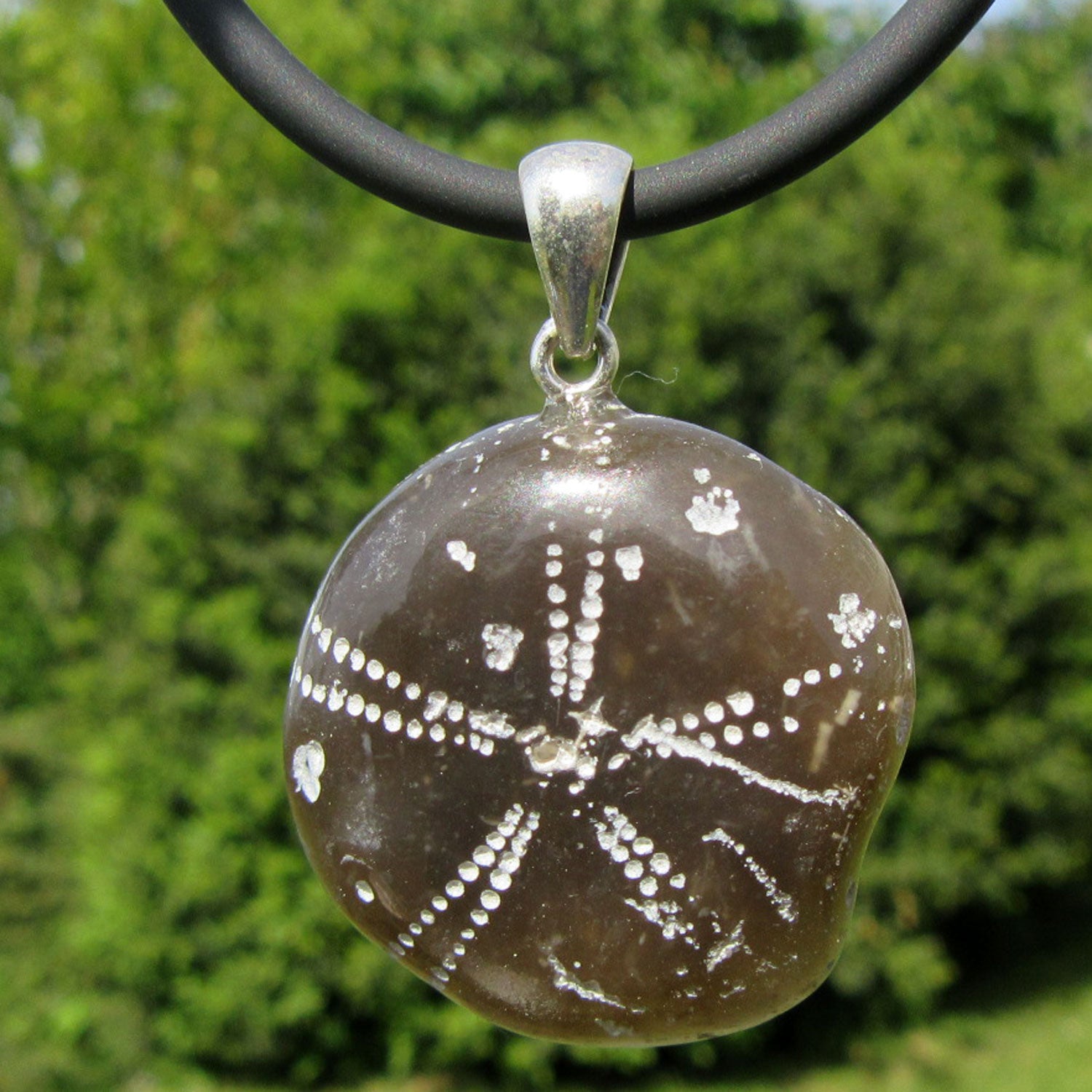 Flacher Anhänger aus versteinertem Seeigel, poliert