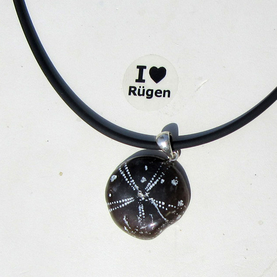 Flacher Anhänger aus versteinertem Seeigel, poliert