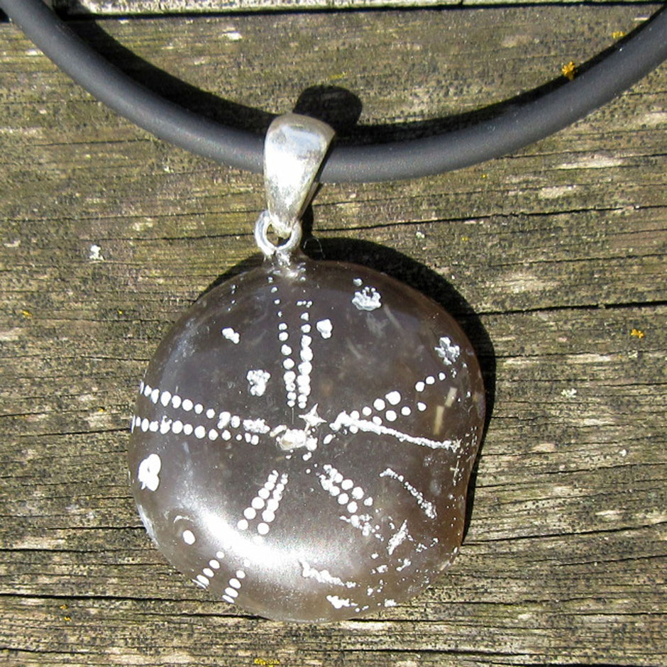 Flacher Anhänger aus versteinertem Seeigel, poliert