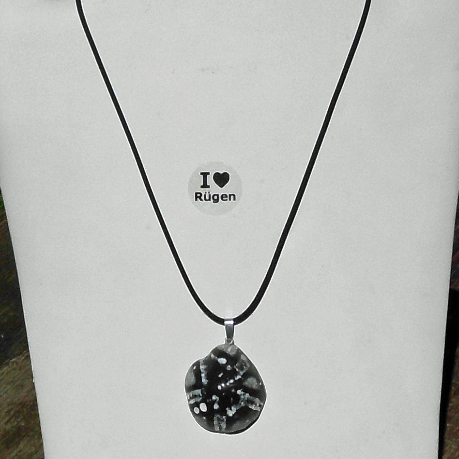 Schöner Anhänger aus versteinertem Seeigel, Unikat