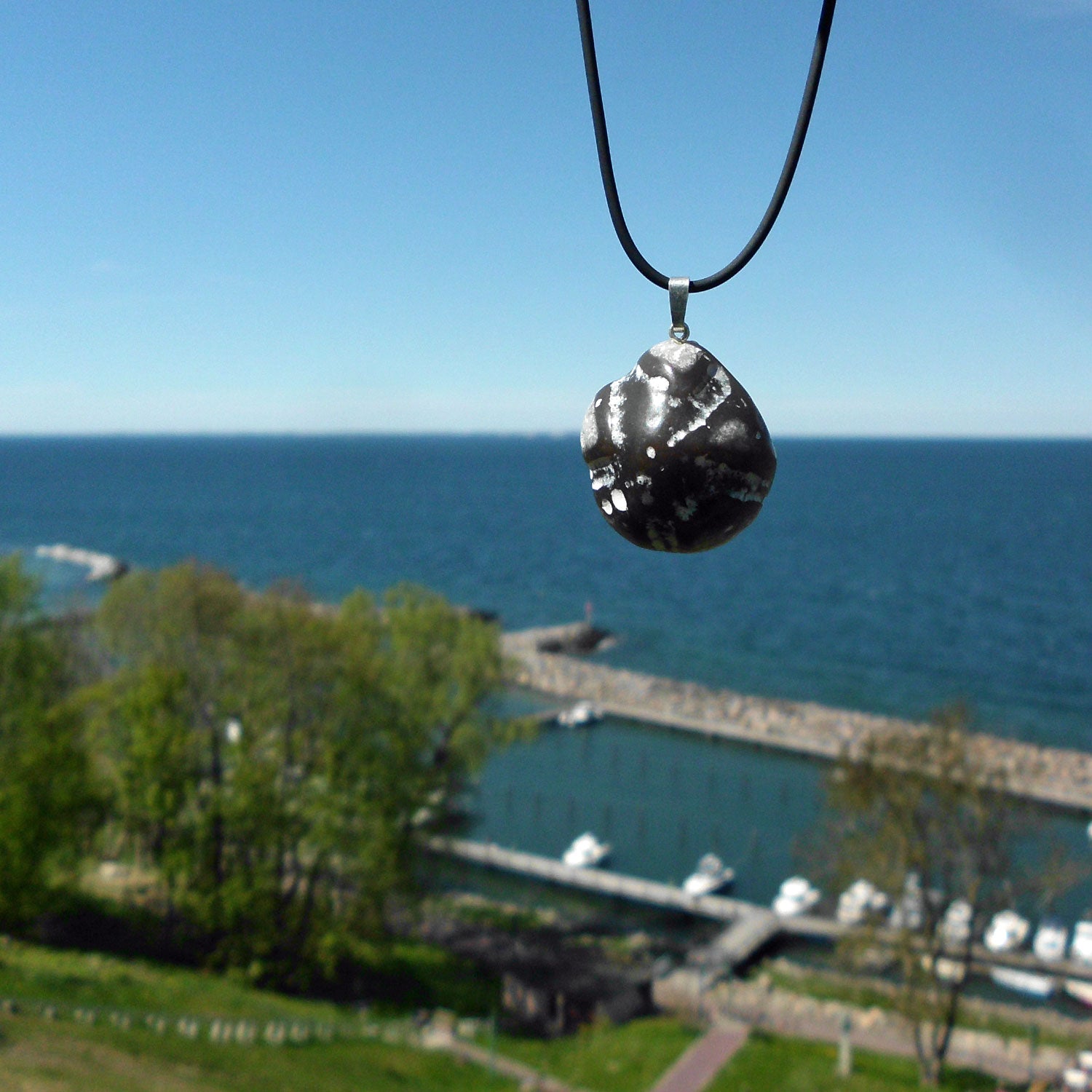 Schöner Anhänger aus versteinertem Seeigel, Unikat