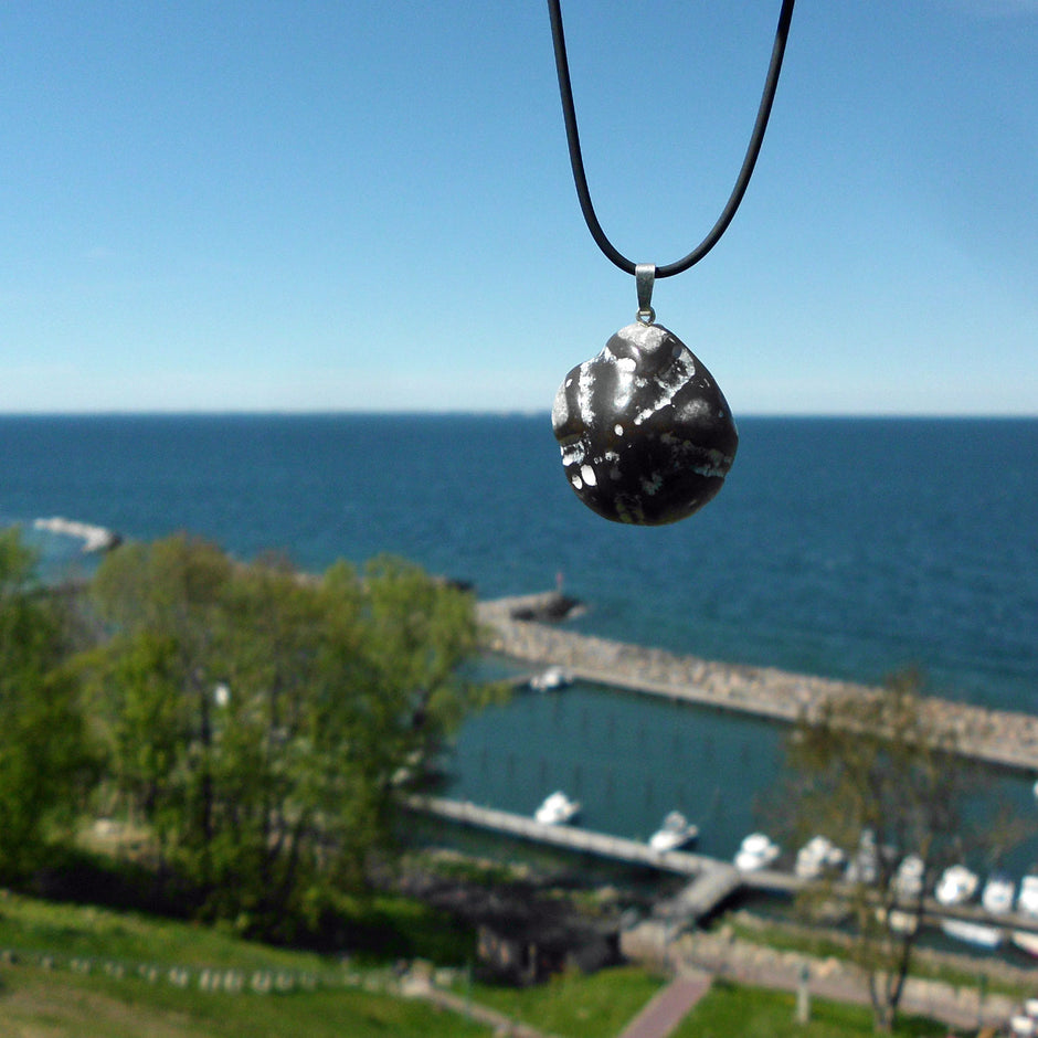 Schöner Anhänger aus versteinertem Seeigel, Unikat