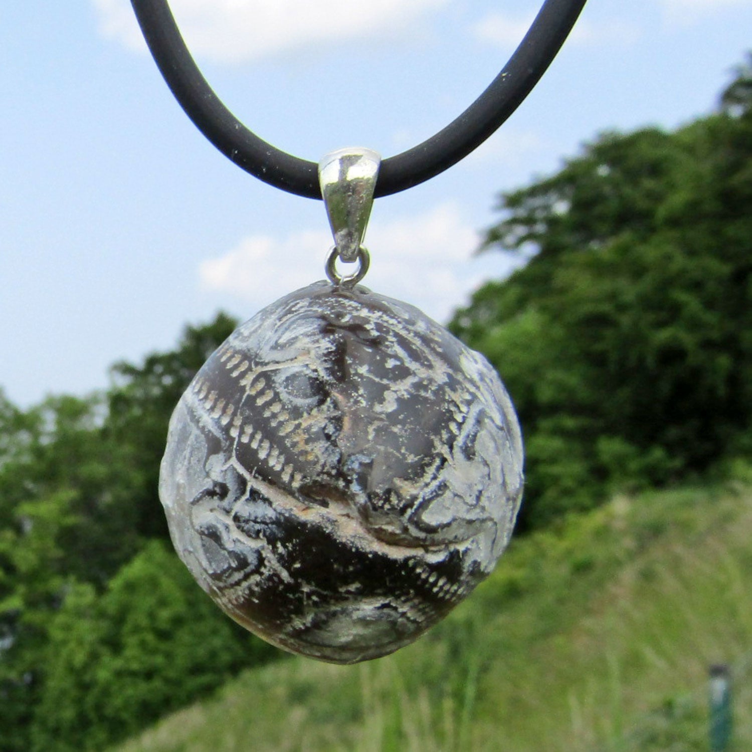 Versteinerter Seeigel, poliert, an Silberöse, Unikat