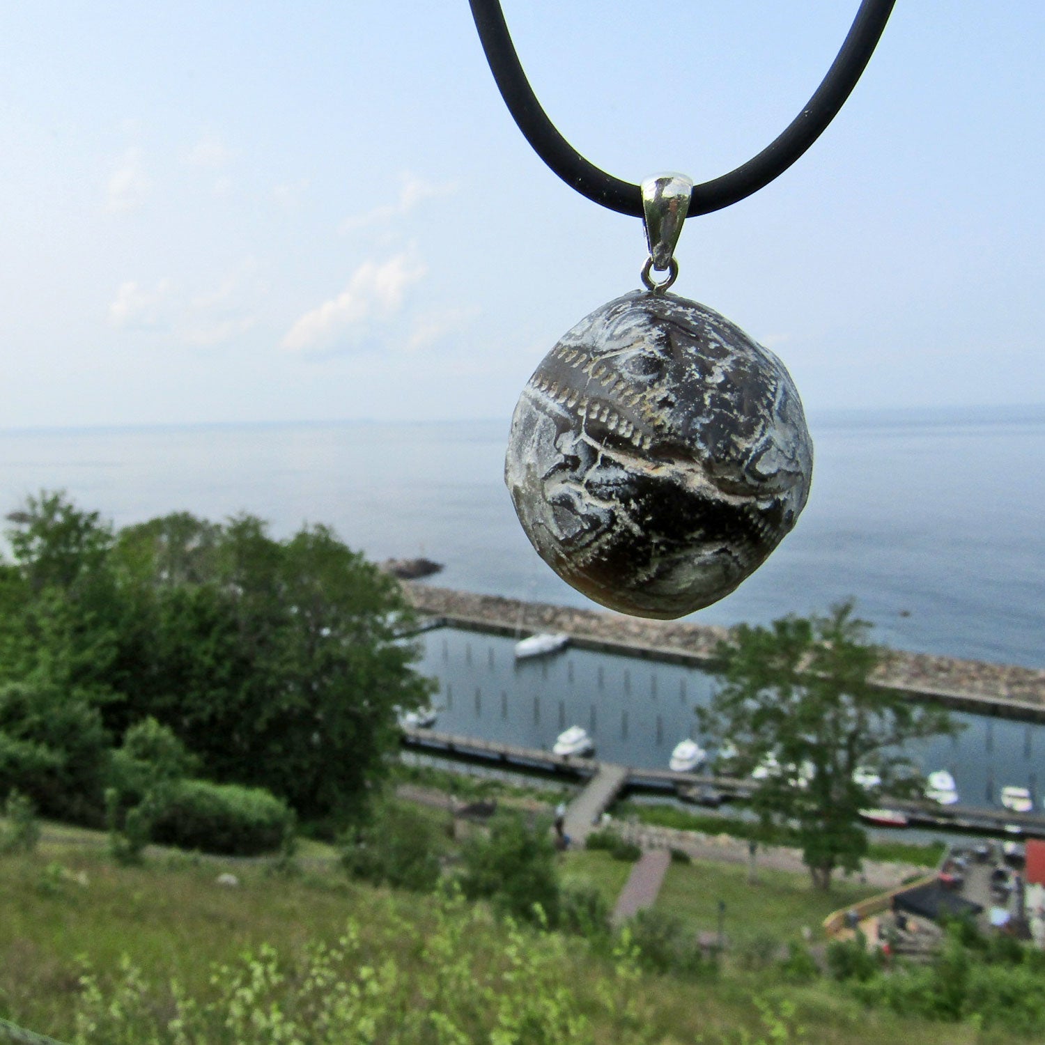 Versteinerter Seeigel, poliert, an Silberöse, Unikat