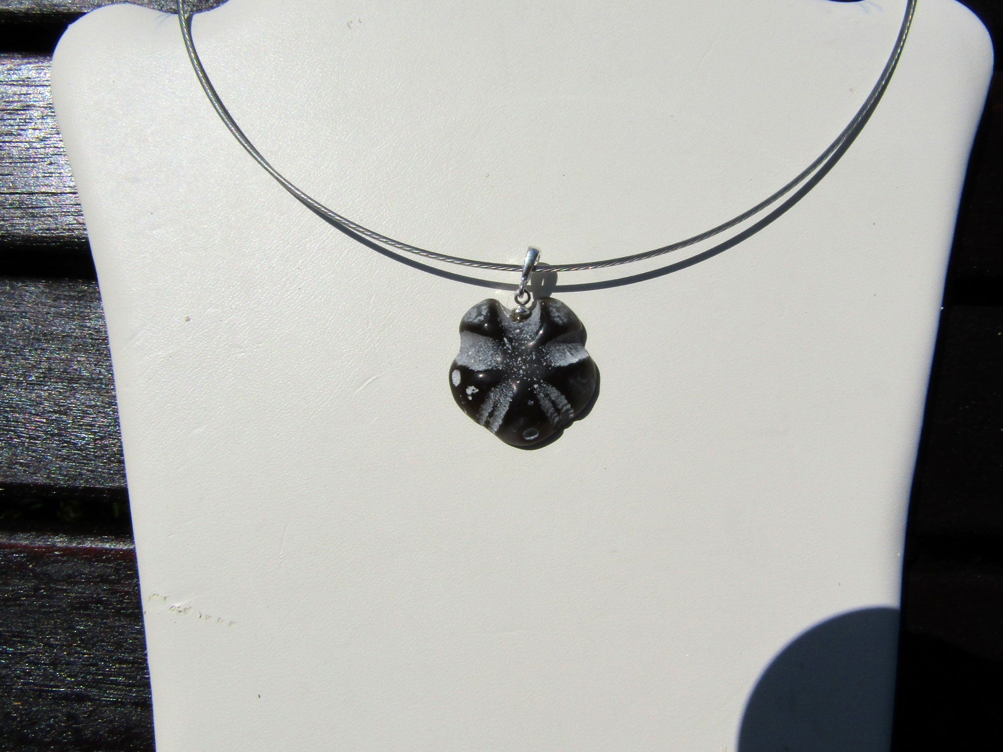 Versteinerte Seeigeloberseite an Silberöse, Unikat