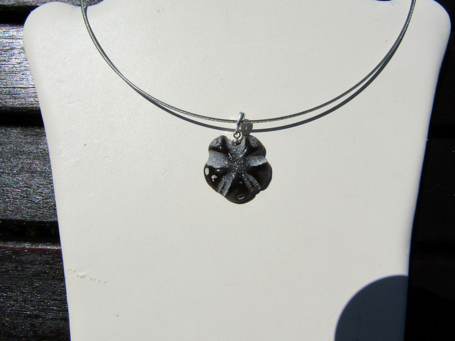 Versteinerte Seeigeloberseite an Silberöse, Unikat