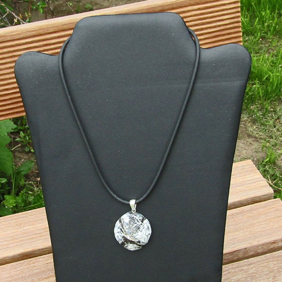 Versteinerter Seeigel, poliert, an Silberöse, Unikat