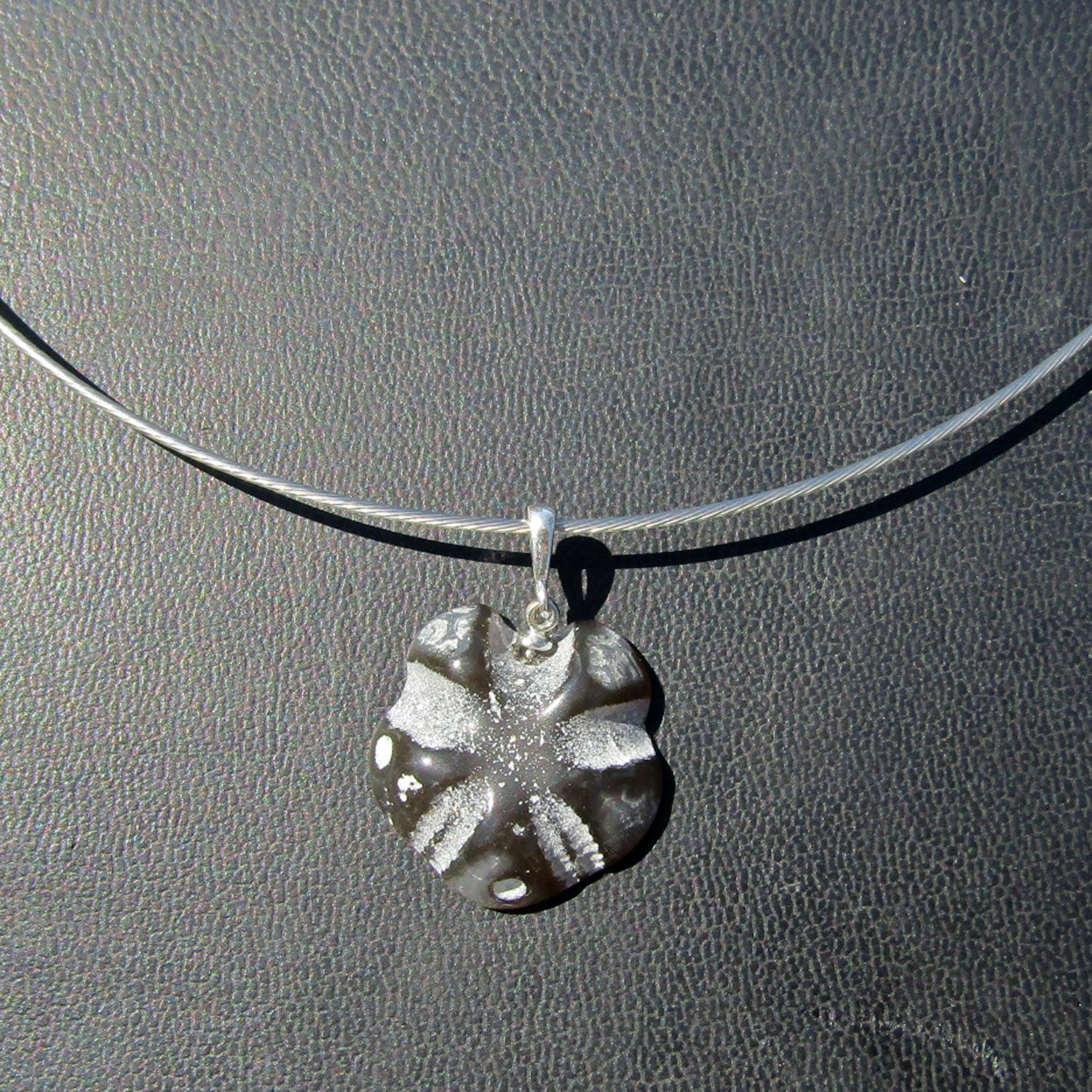 Versteinerte Seeigeloberseite an Silberöse, Unikat