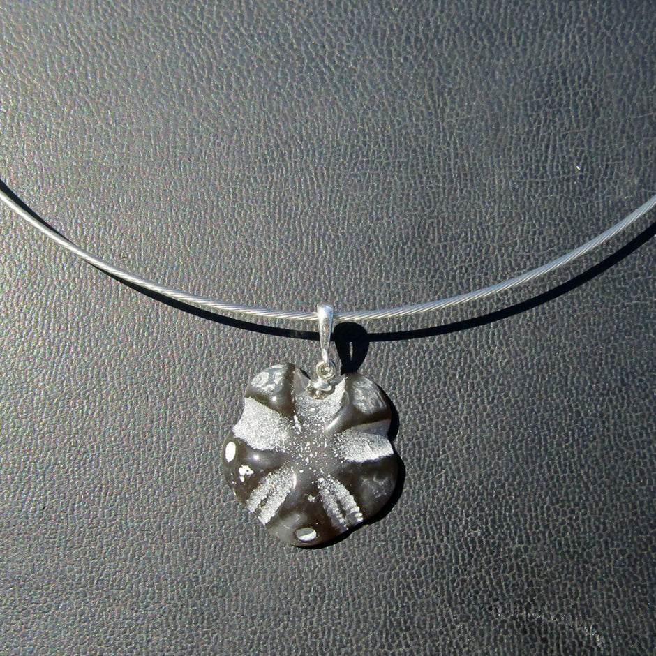 Versteinerte Seeigeloberseite an Silberöse, Unikat