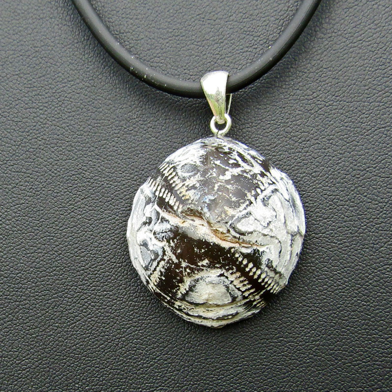 Versteinerter Seeigel, poliert, an Silberöse, Unikat