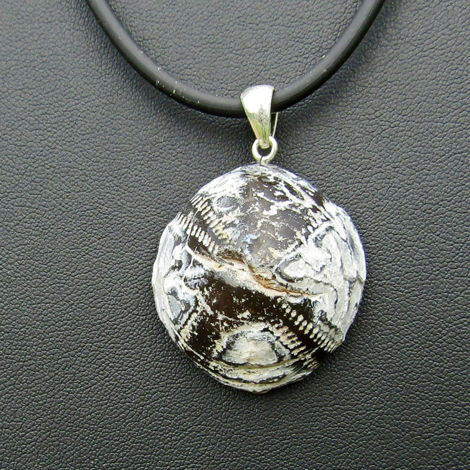 Versteinerter Seeigel, poliert, an Silberöse, Unikat