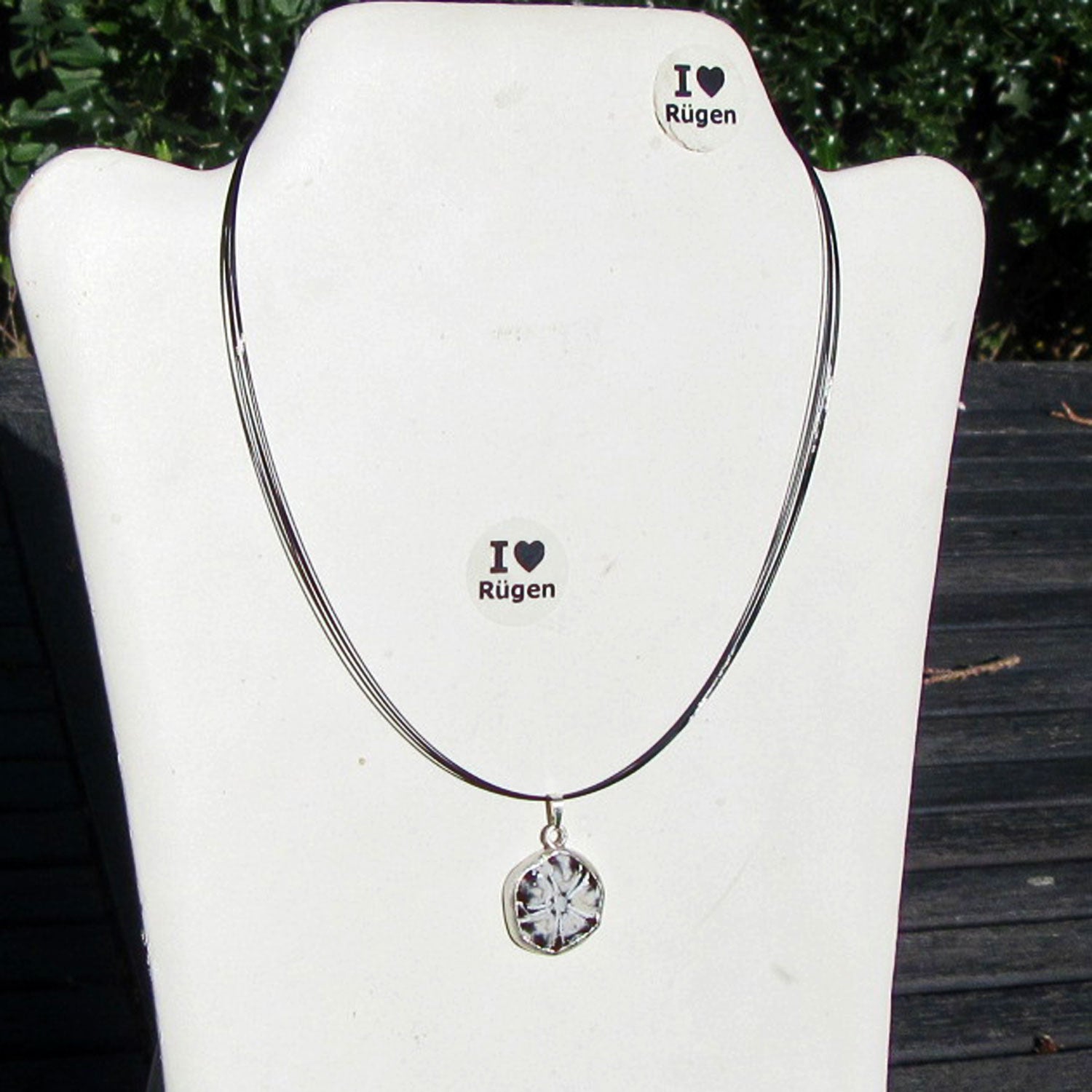 Drahtcollier mit versteinertem Seeigel in Silber gefasst