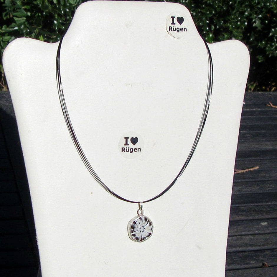 Drahtcollier mit versteinertem Seeigel in Silber gefasst