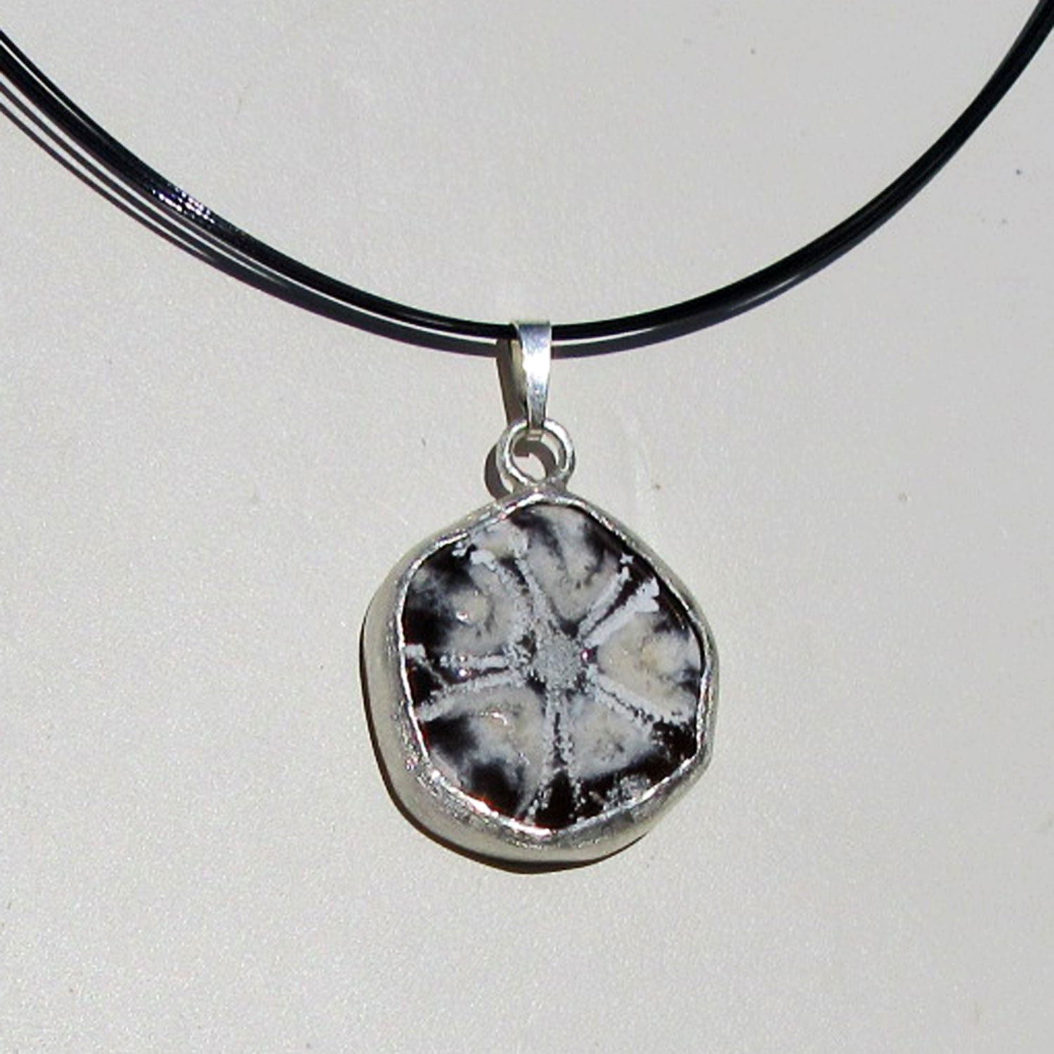 Drahtcollier mit versteinertem Seeigel in Silber gefasst