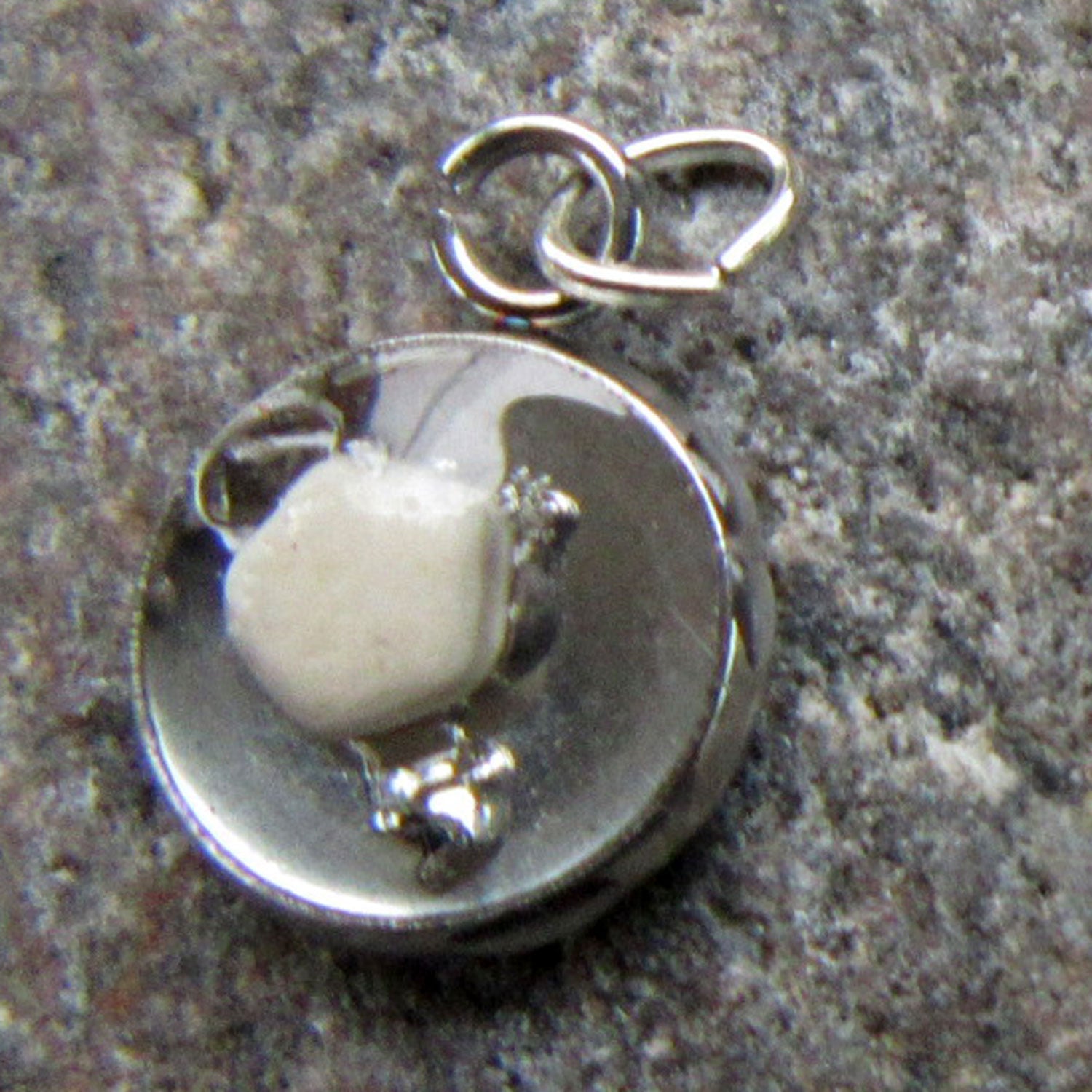 Runder Anhänger mit fossiler Seelilie aus Kunstharz