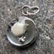 Runder Anhänger mit fossiler Seelilie aus Kunstharz