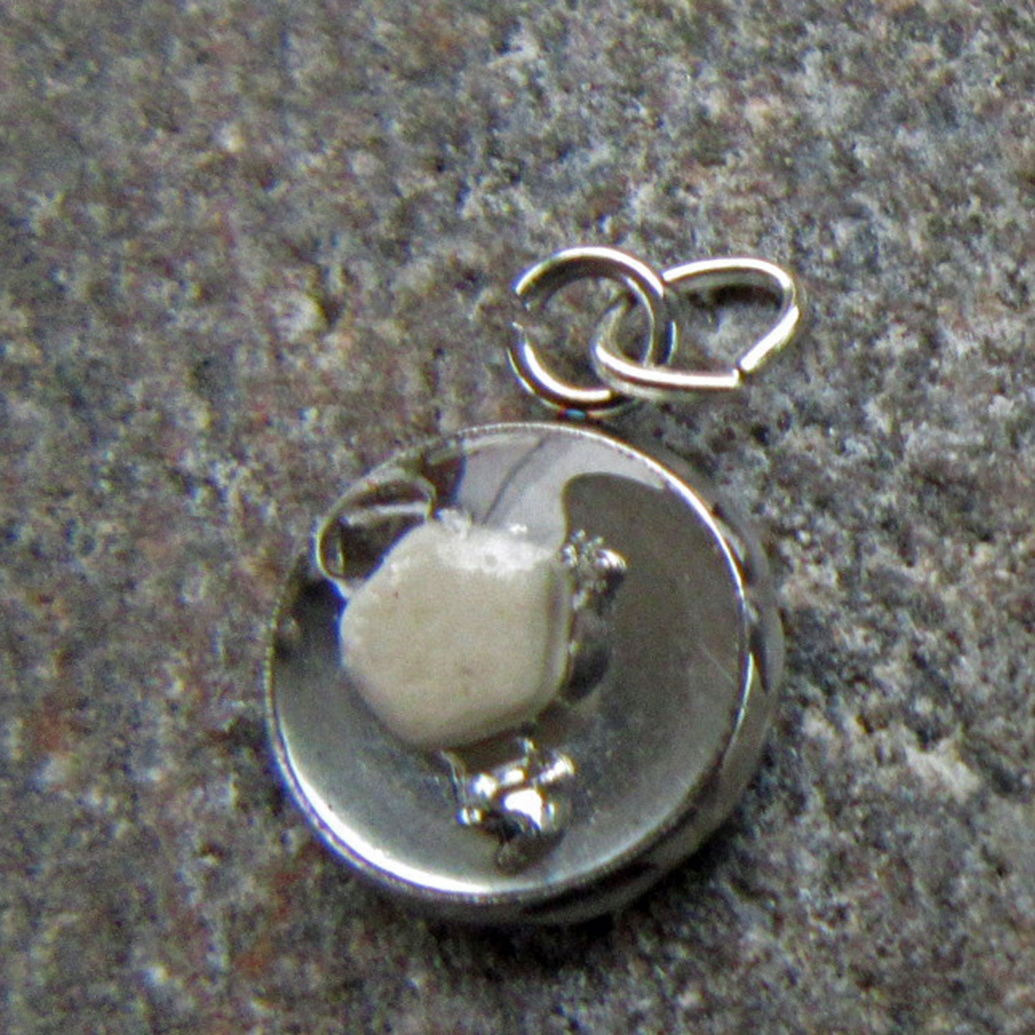 Runder Anhänger mit fossiler Seelilie aus Kunstharz