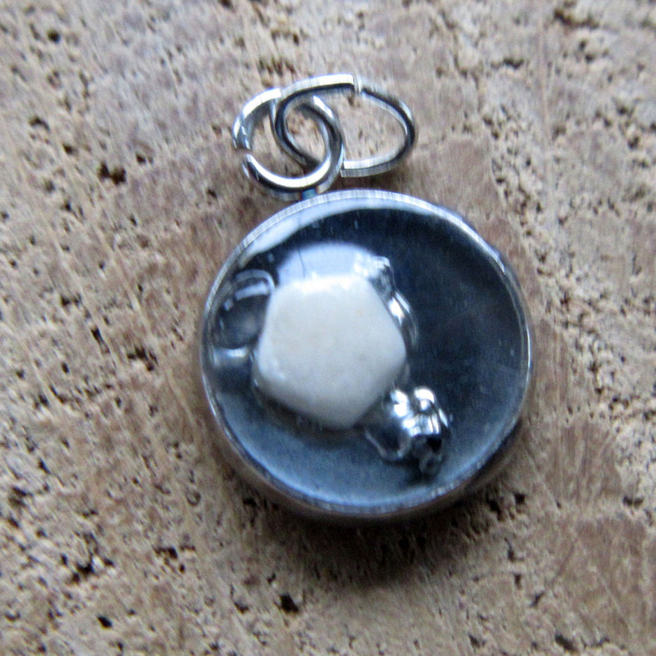 Runder Anhänger mit fossiler Seelilie aus Kunstharz