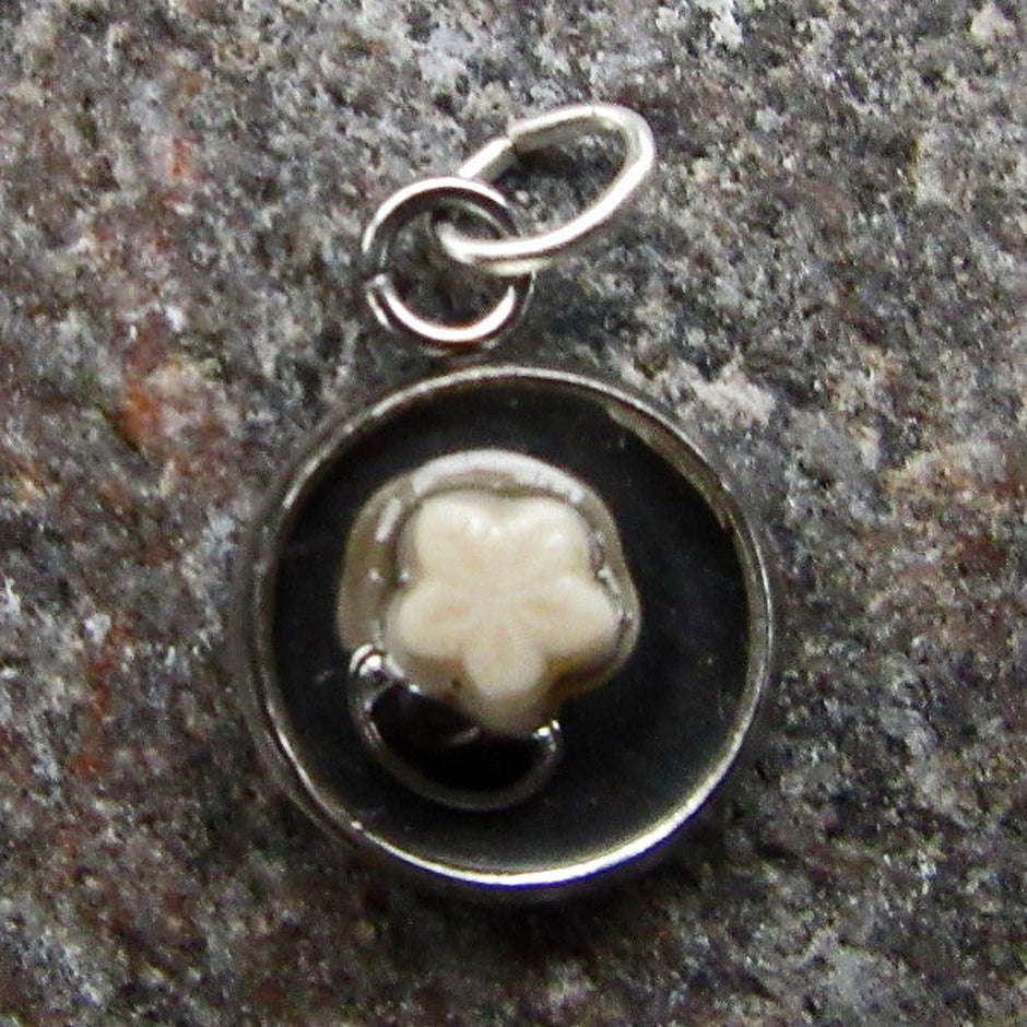 Kleiner runder Anhänger mit Seelilie von Rügen in Kunstharz