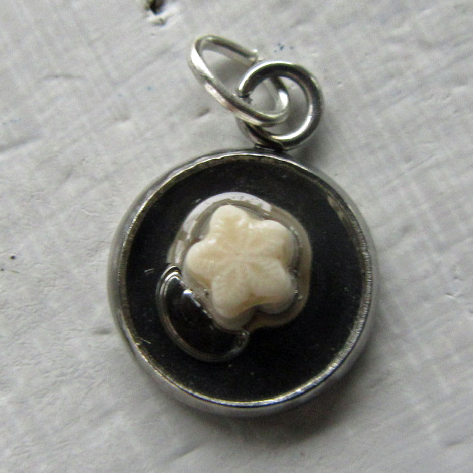 Kleiner runder Anhänger mit Seelilie von Rügen in Kunstharz