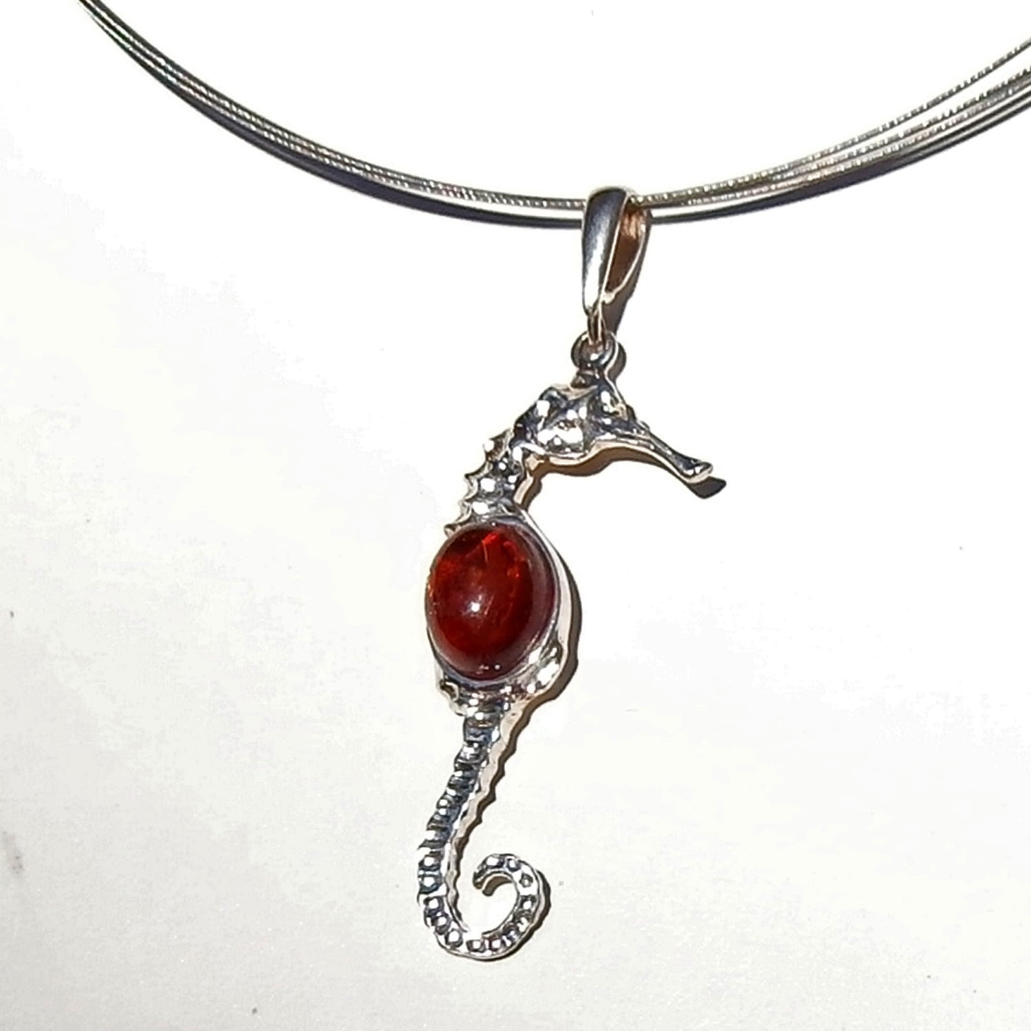 Seepferdchen-Anhänger aus Silber mit Bernstein, Unikat