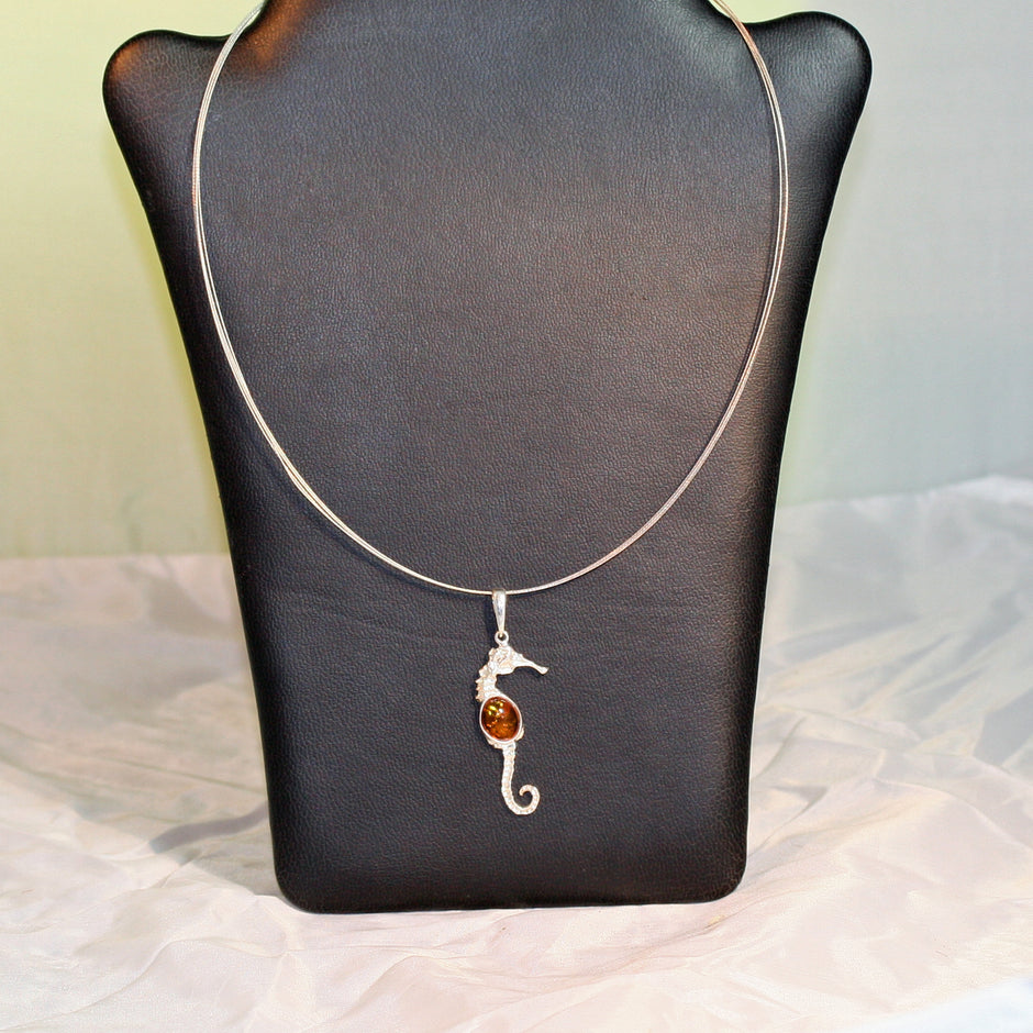 Seepferdchen-Anhänger aus Silber mit Bernstein, Unikat