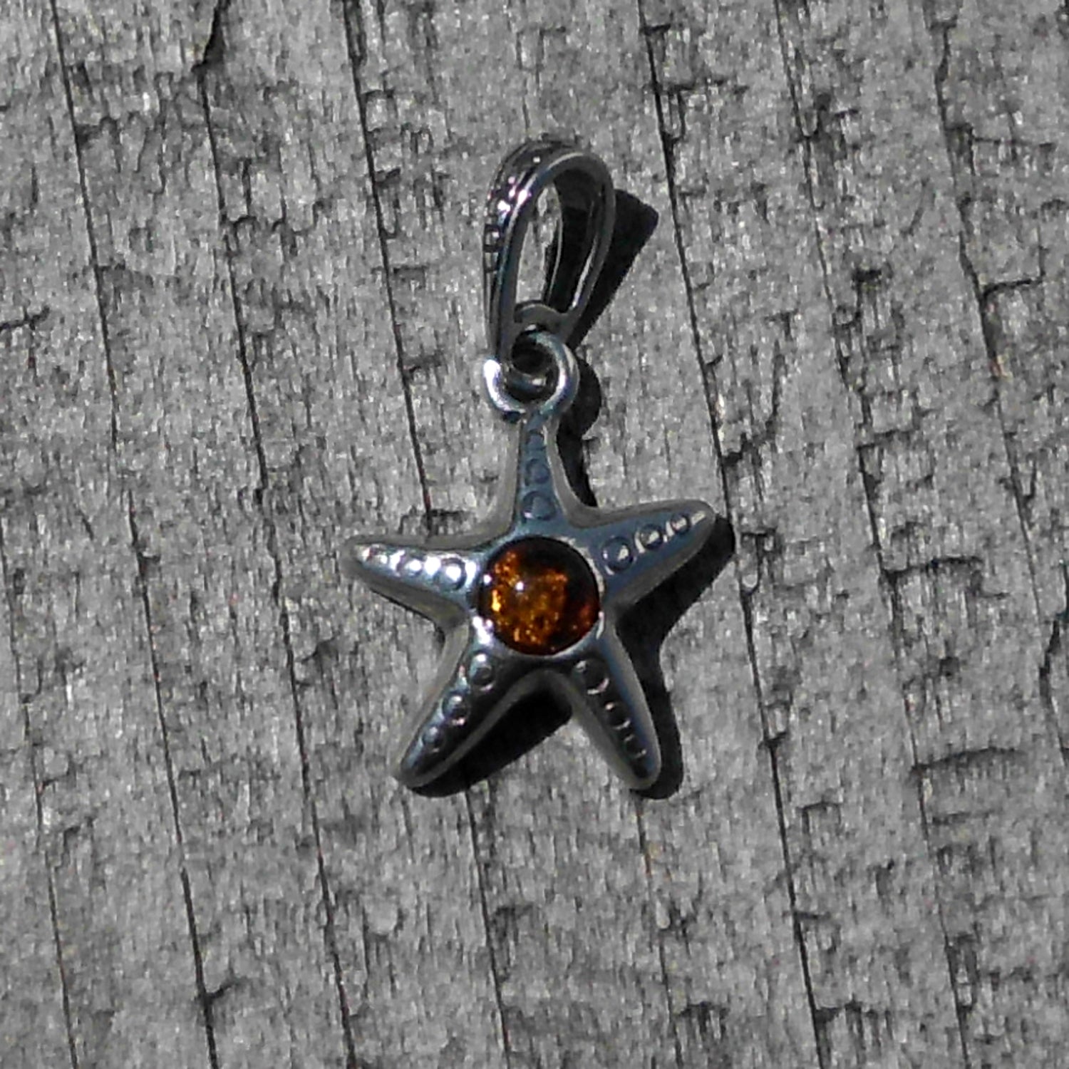 Kleiner Seestern aus Silber mit Bernsteinperle – Unikat