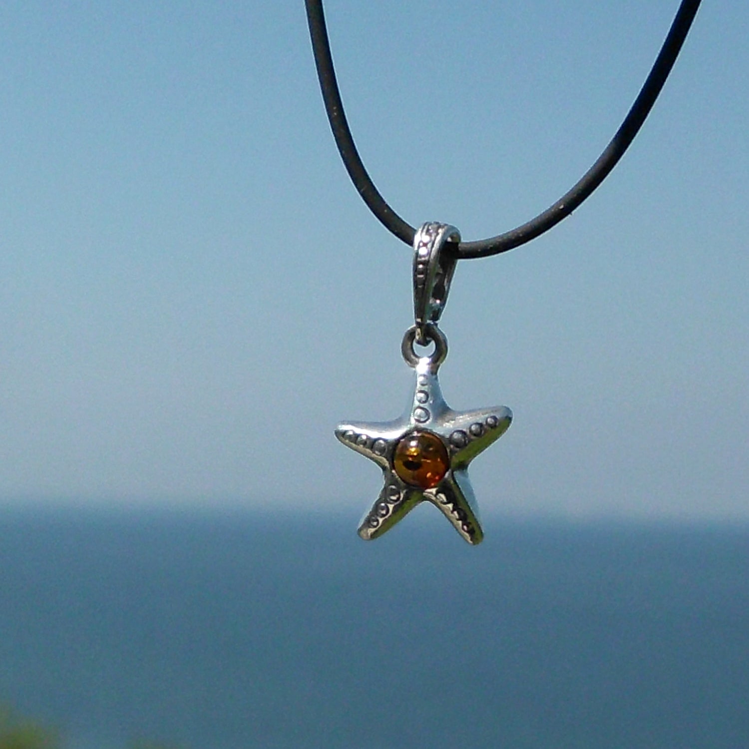 Kleiner Seestern aus Silber mit Bernsteinperle – Unikat