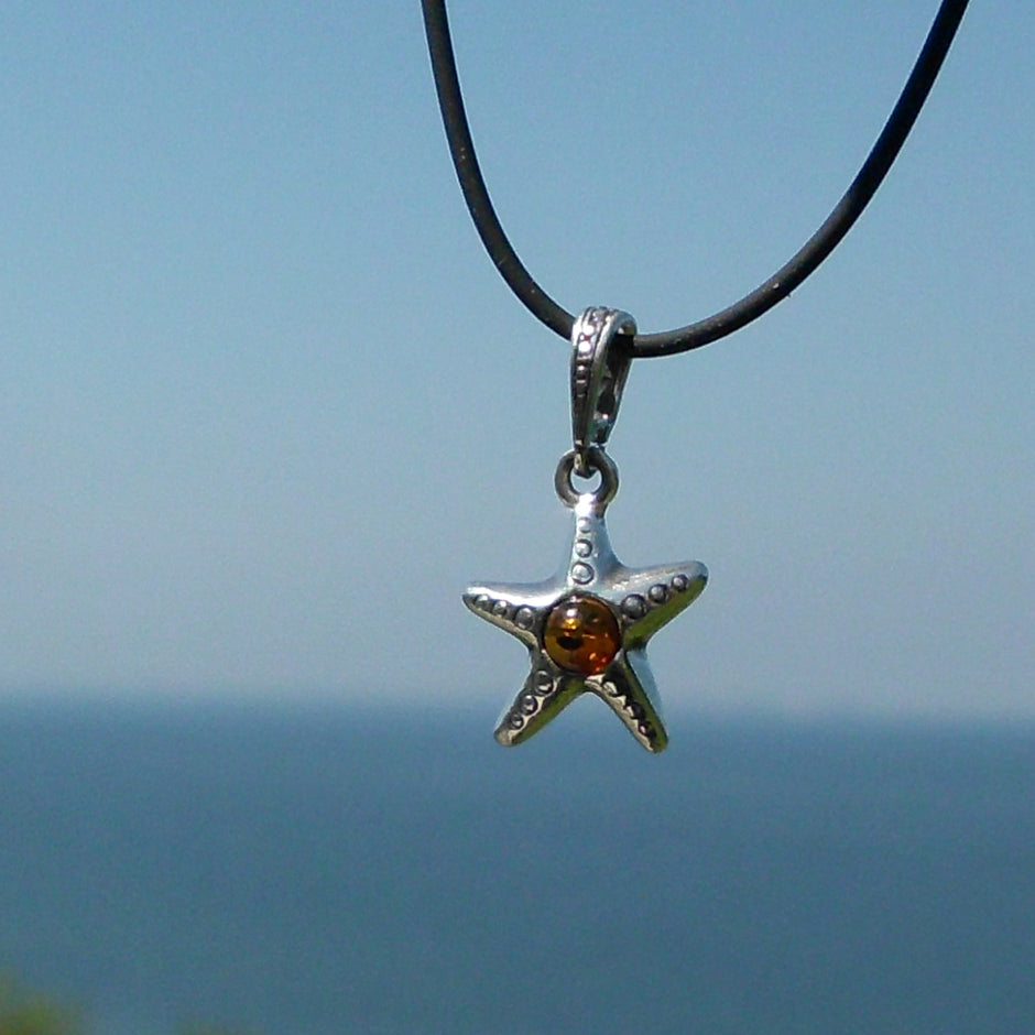 Kleiner Seestern aus Silber mit Bernsteinperle – Unikat