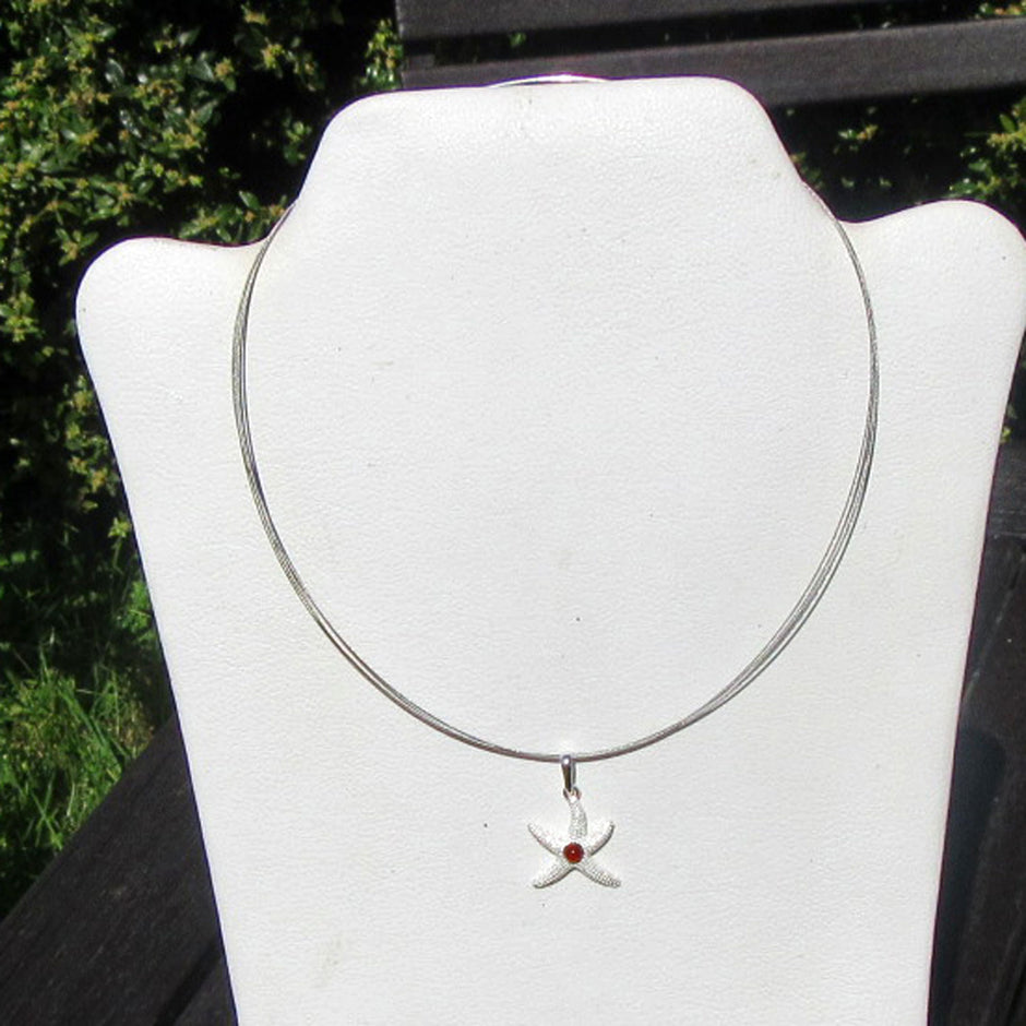 Seestern aus Silber mit Bernsteinperle, Unikat